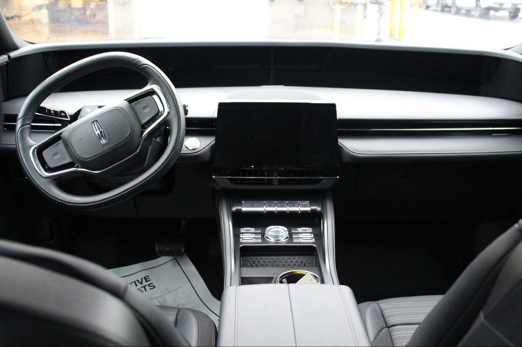 Used 2025 Lincoln Nautilus Reserve w/ Jet Appearance Package image 9