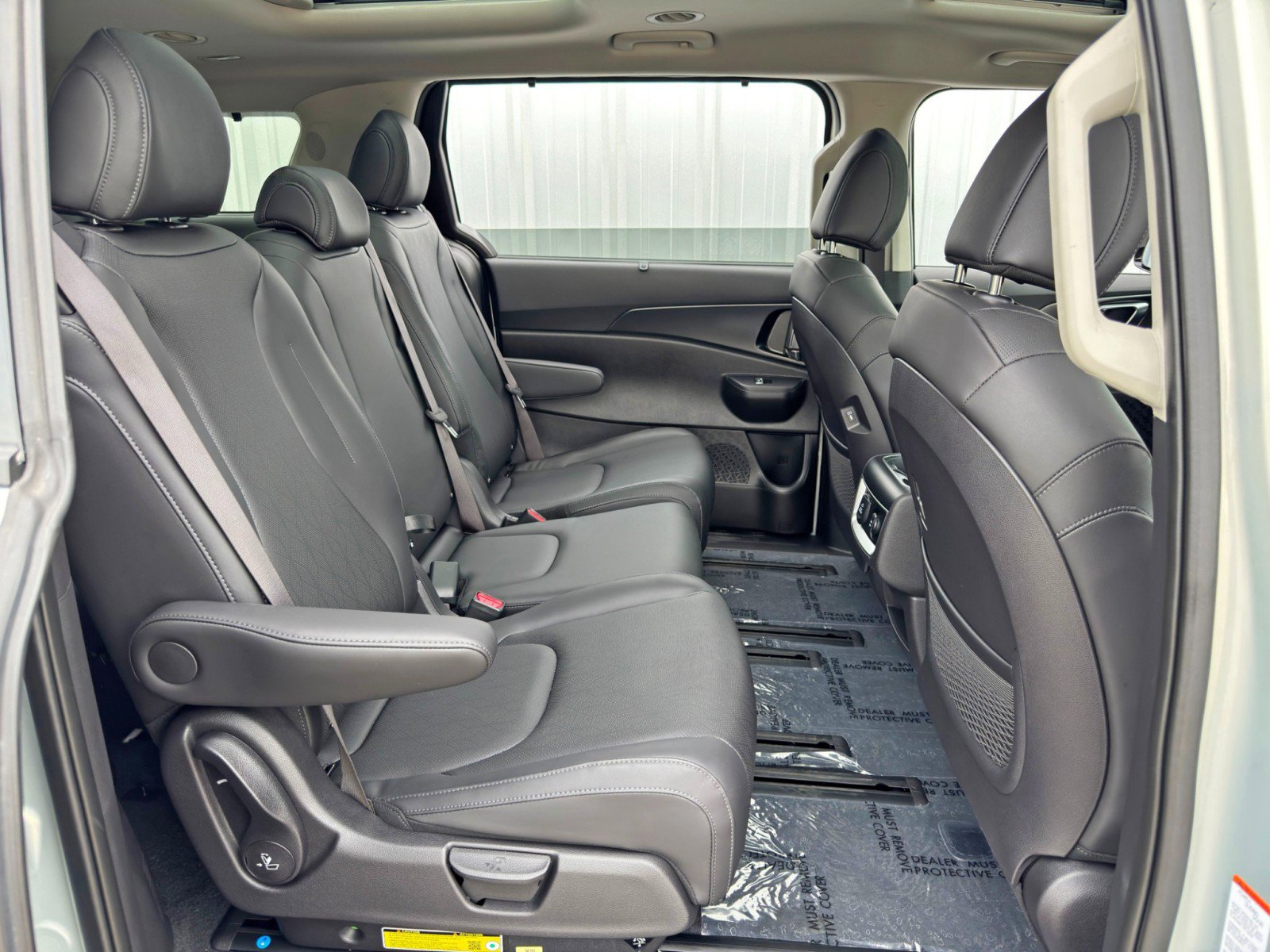 Used 2025 Kia Carnival SX w/ SX Dark Edition Package image 42