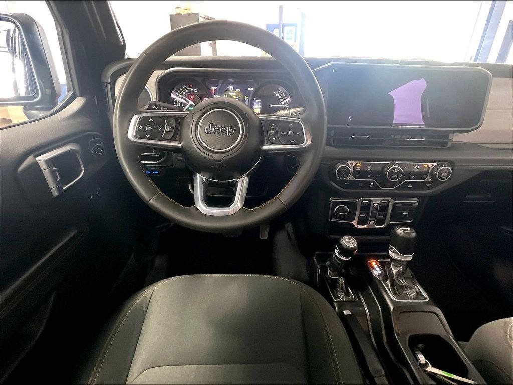 Used 2024 Jeep Wrangler Unlimited Sahara AWD/4WD image 17