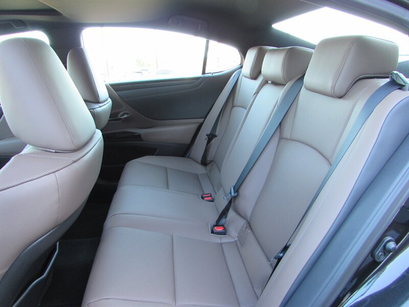 Used 2025 Lexus ES 300h w/ Premium Package FWD image 24