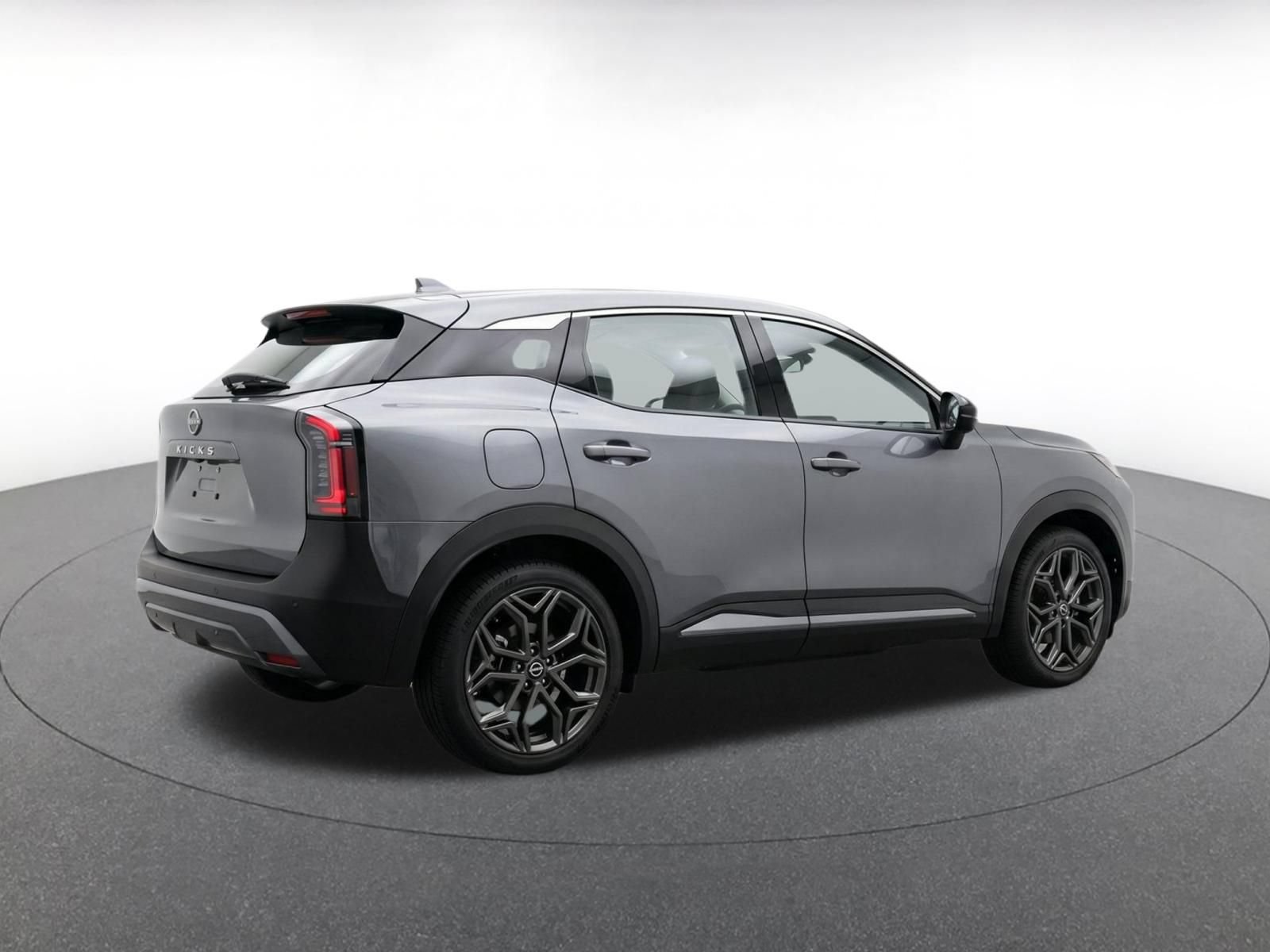 Used 2026 Nissan Kicks SR FWD image 8