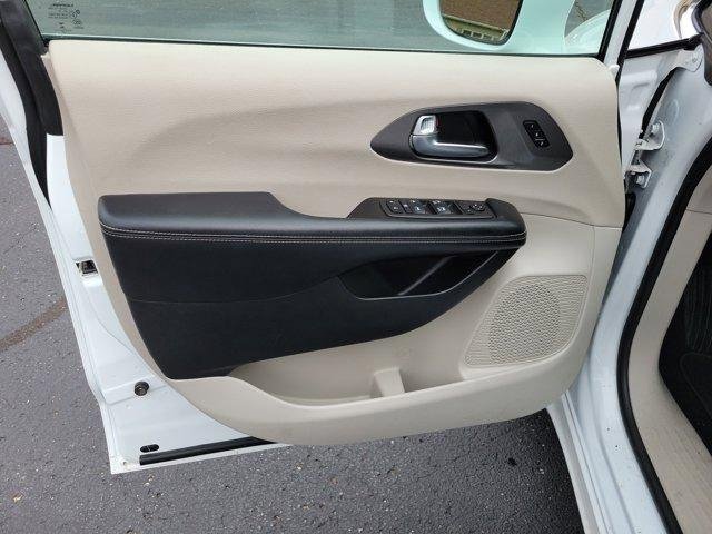 Used 2022 Chrysler Pacifica Touring-L image 17