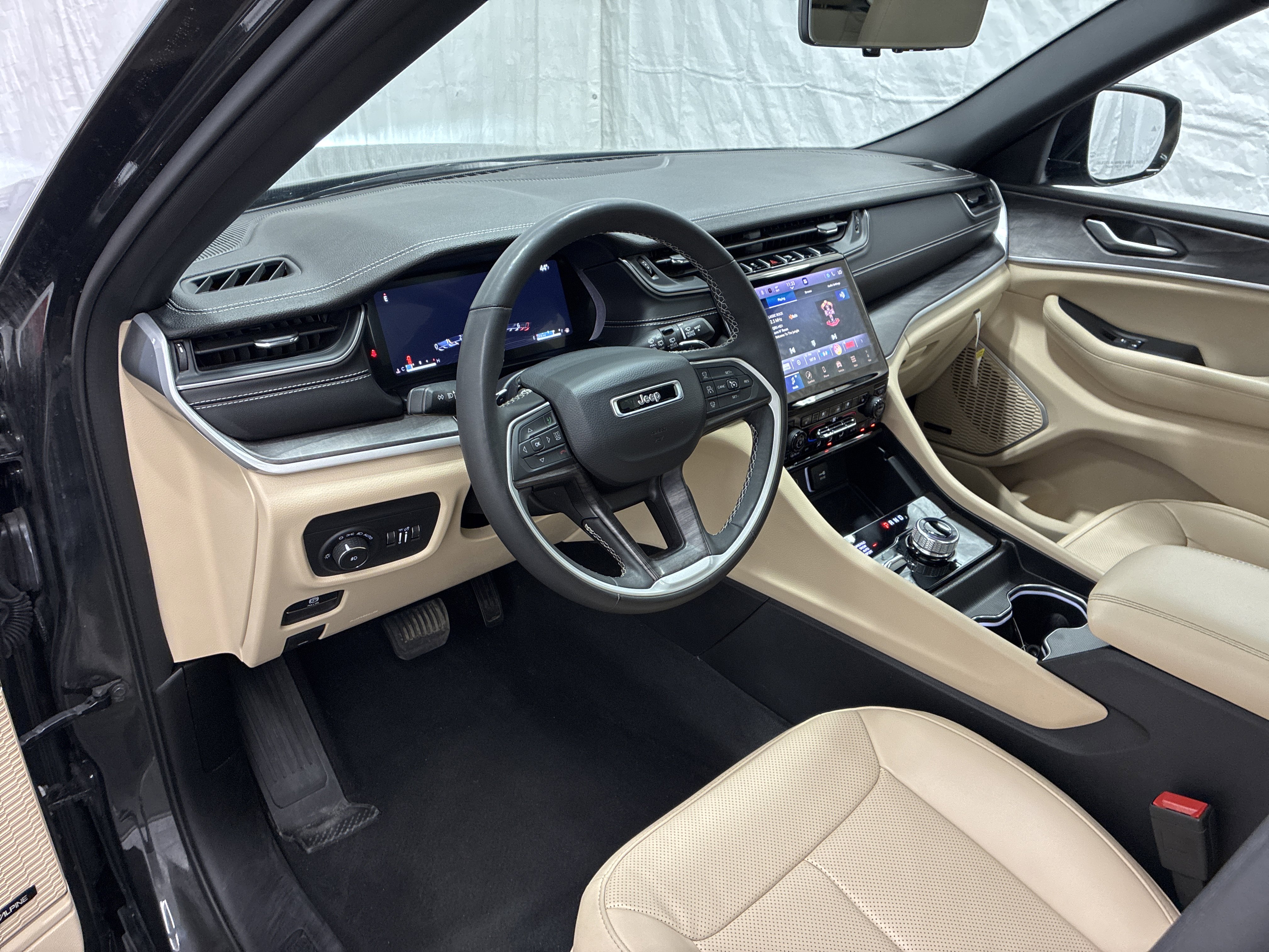 Certified 2024 Jeep Grand Cherokee L Limited w/ Luxury Tech Group II AWD/4WD image 16