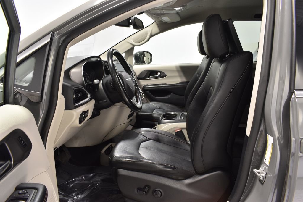 Used 2020 Chrysler Pacifica Touring-L Plus image 10