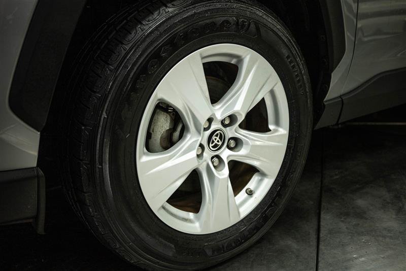 Used 2021 Toyota RAV4 LE image 3