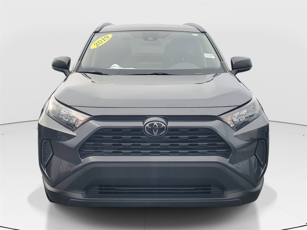 Used 2019 Toyota RAV4 LE image 3