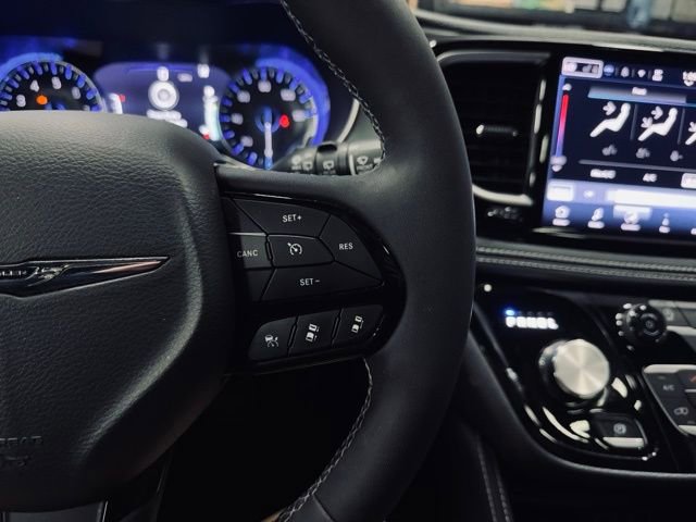 Certified 2025 Chrysler Pacifica Limited image 34