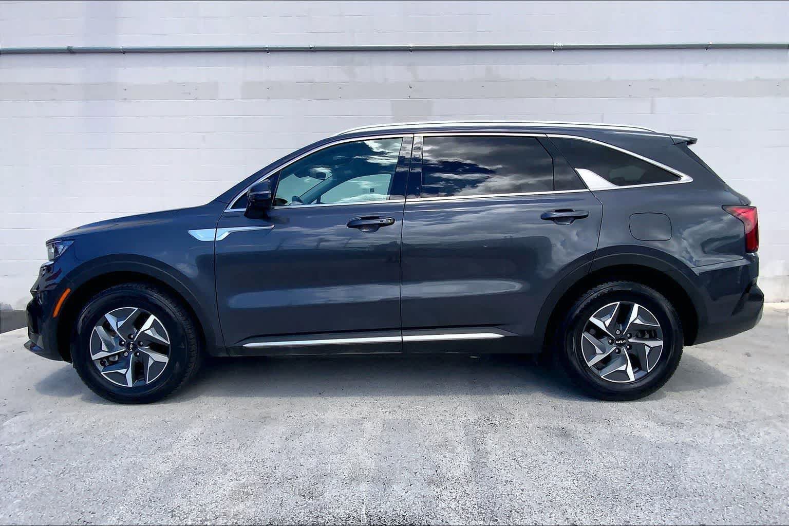 Used 2023 Kia Sorento EX w/ Panoramic Sunroof Package FWD image 3