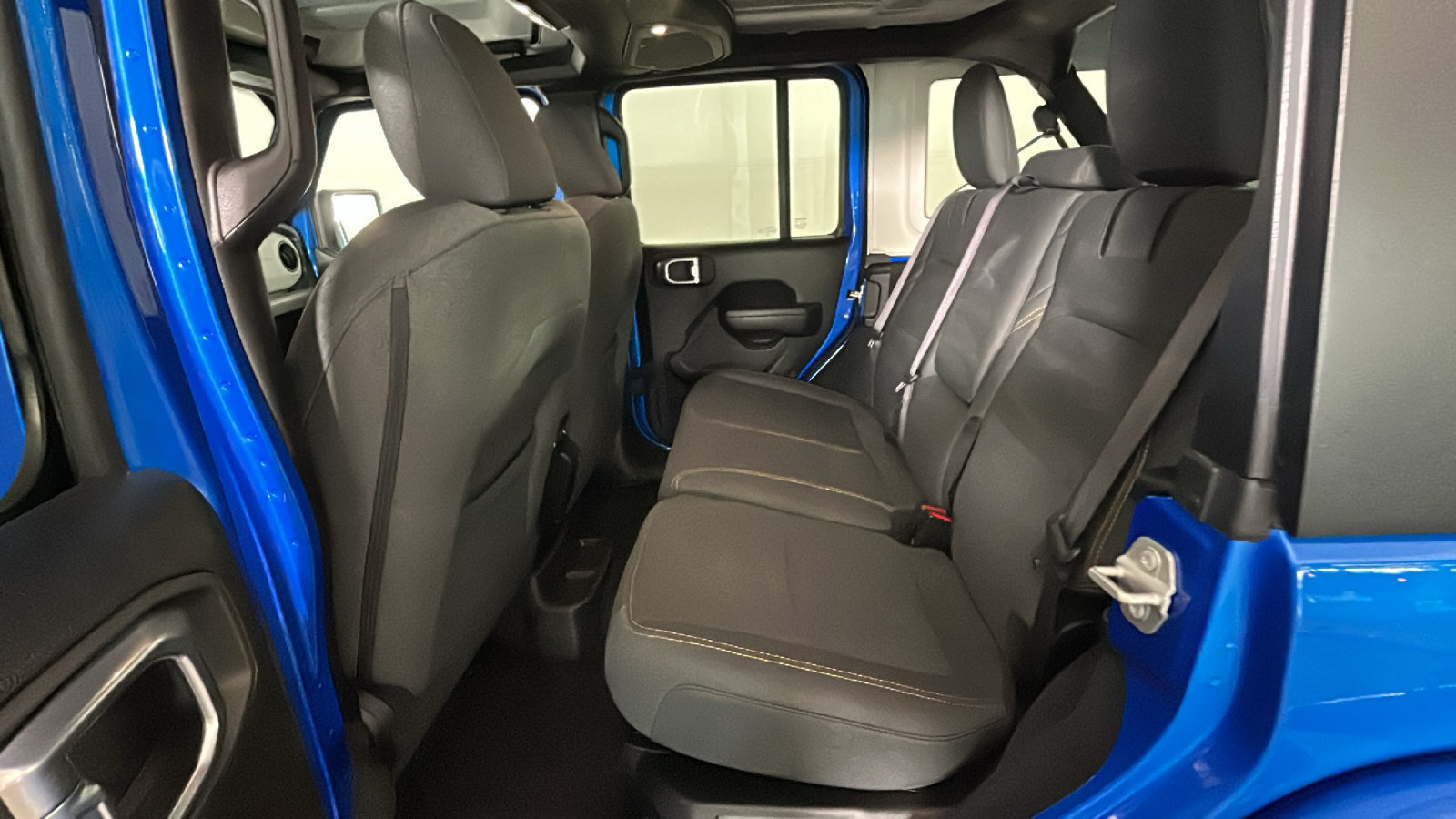 Used 2024 Jeep Wrangler Unlimited w/ Convenience Group AWD/4WD image 32