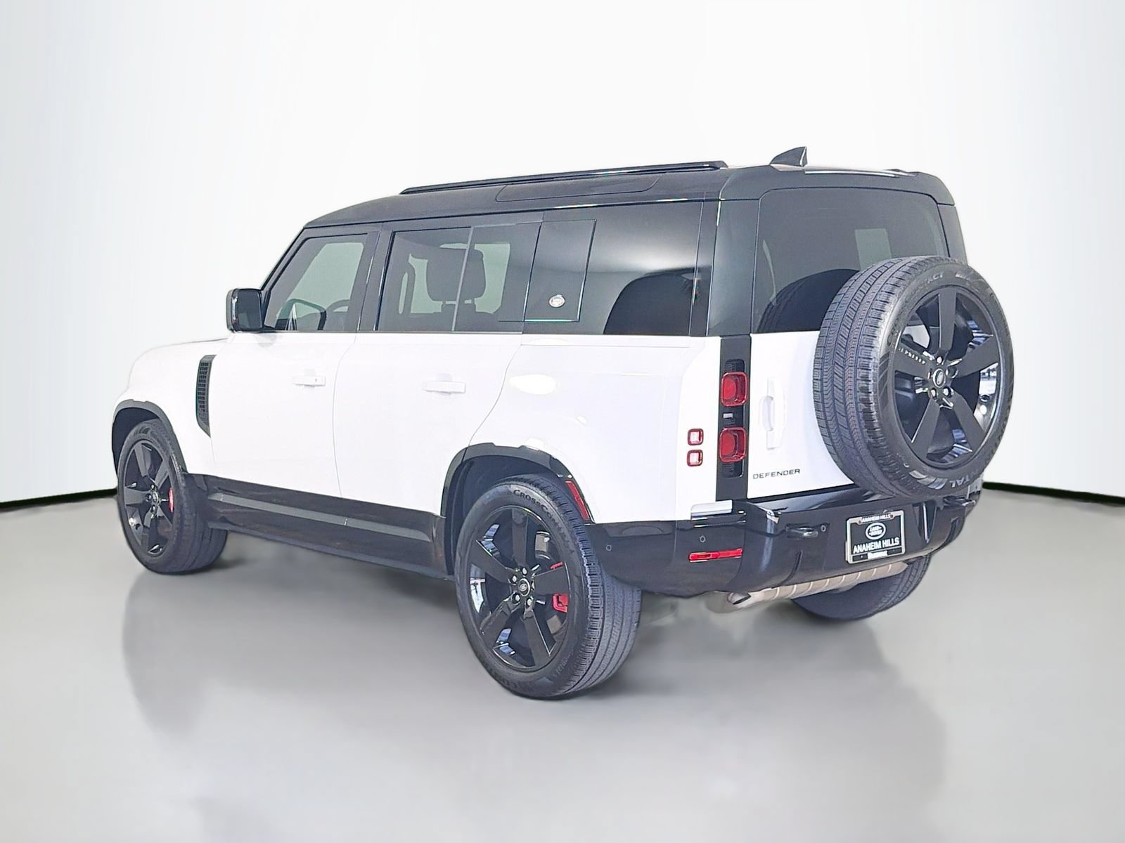 Certified 2024 Land Rover Defender 110 X-Dynamic SE AWD/4WD image 3