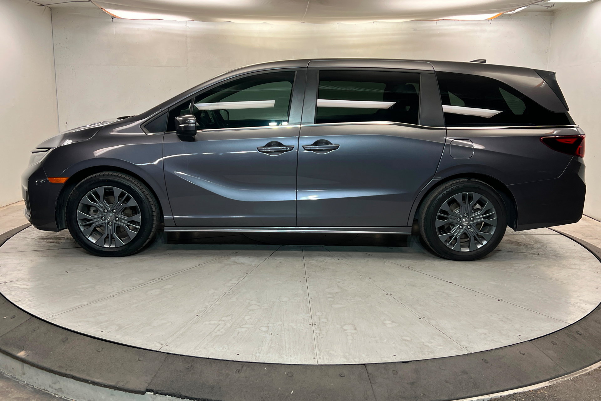 Used 2025 Honda Odyssey Touring image 2