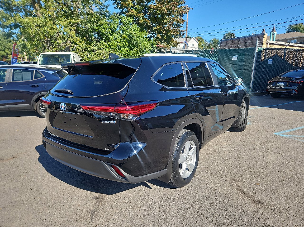 Used 2023 Toyota Highlander LE image 3