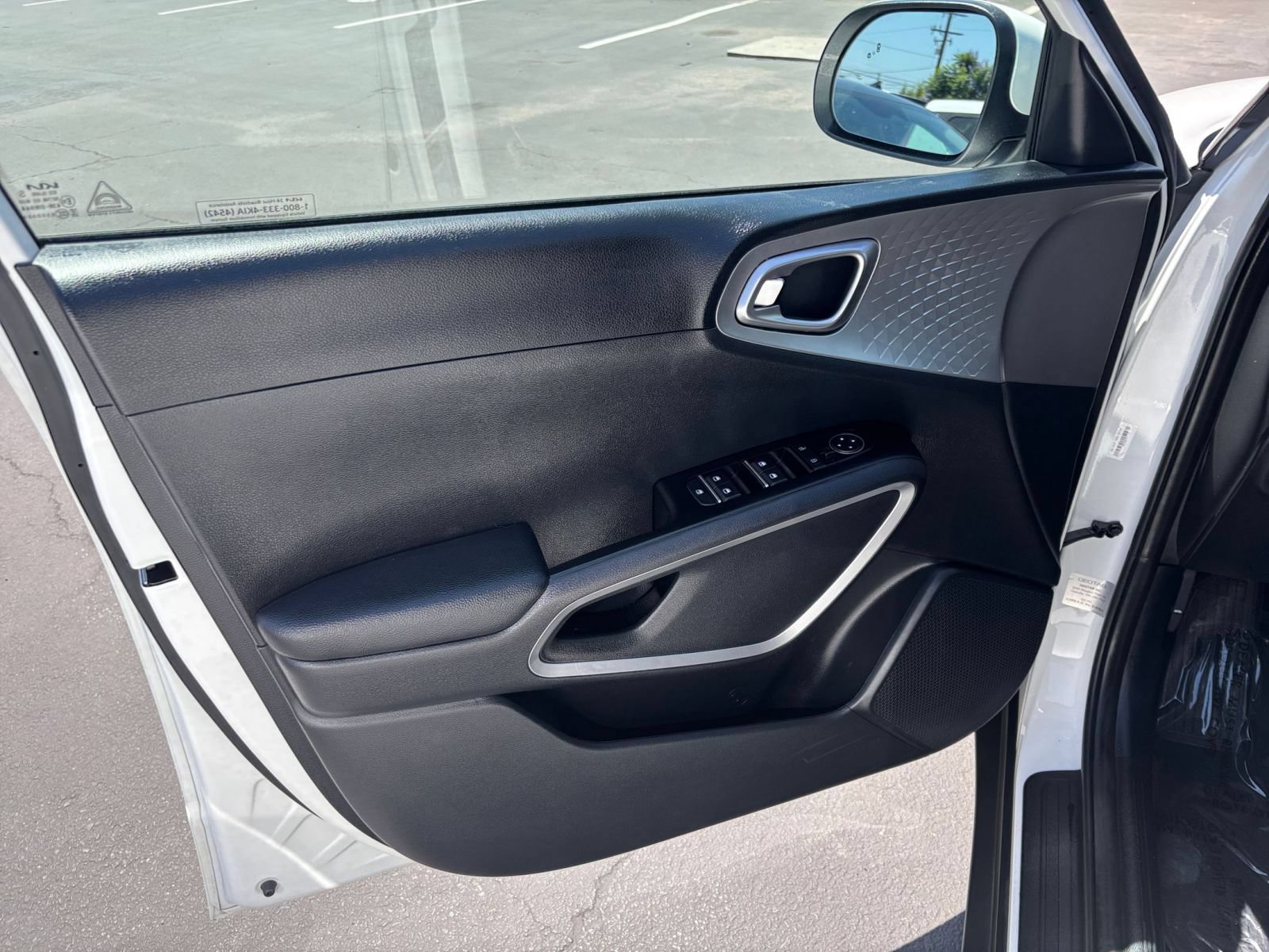 Used 2025 Kia Soul LX w/ LX Technology Package FWD image 18