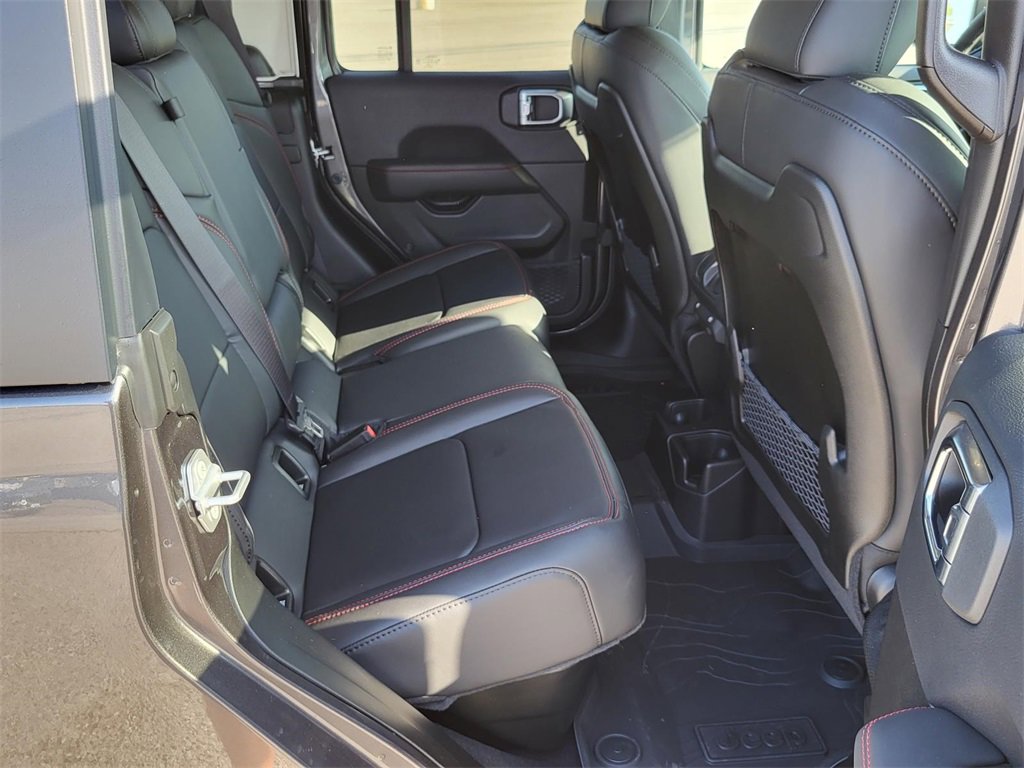 Used 2025 Jeep Gladiator Rubicon w/ Convenience Group image 11