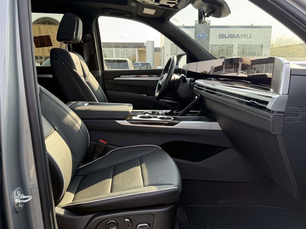 Certified 2025 Cadillac Escalade ESV Premium Luxury image 12