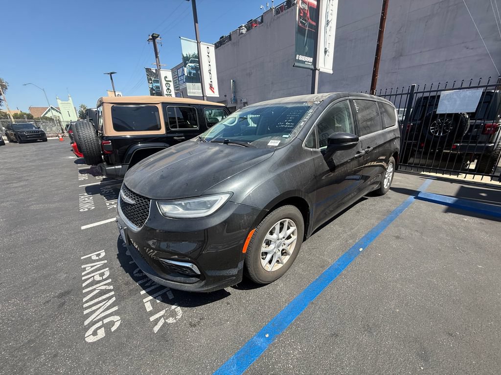 Used 2023 Chrysler Pacifica Touring-L FWD image 1