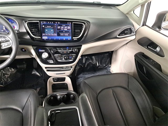 Used 2023 Chrysler Pacifica Touring-L image 16