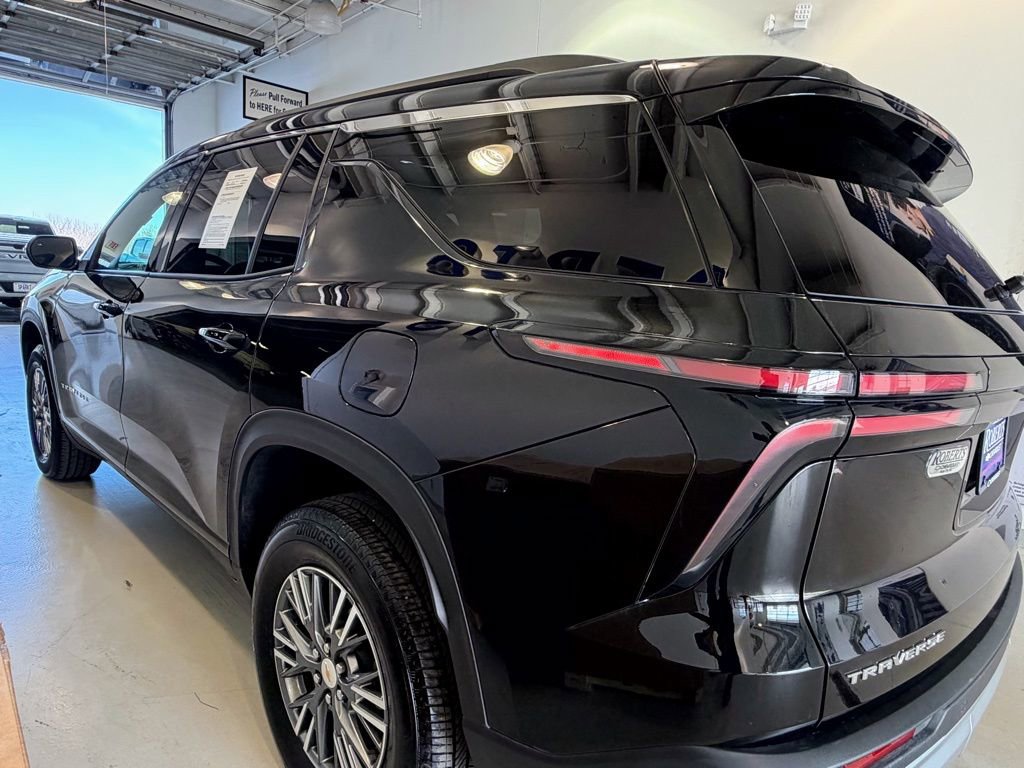 Used 2025 Chevrolet Traverse LT image 5