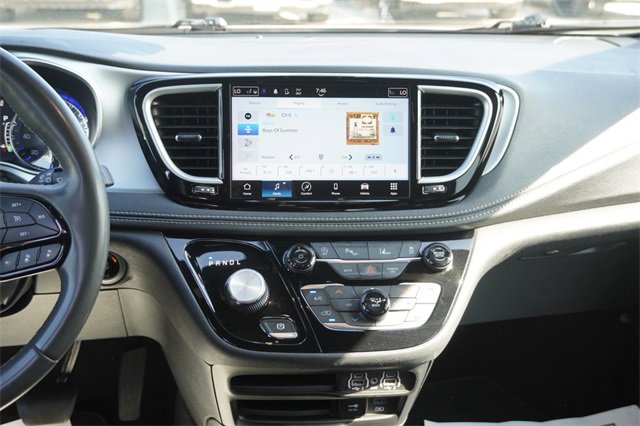 Used 2022 Chrysler Pacifica Touring image 18
