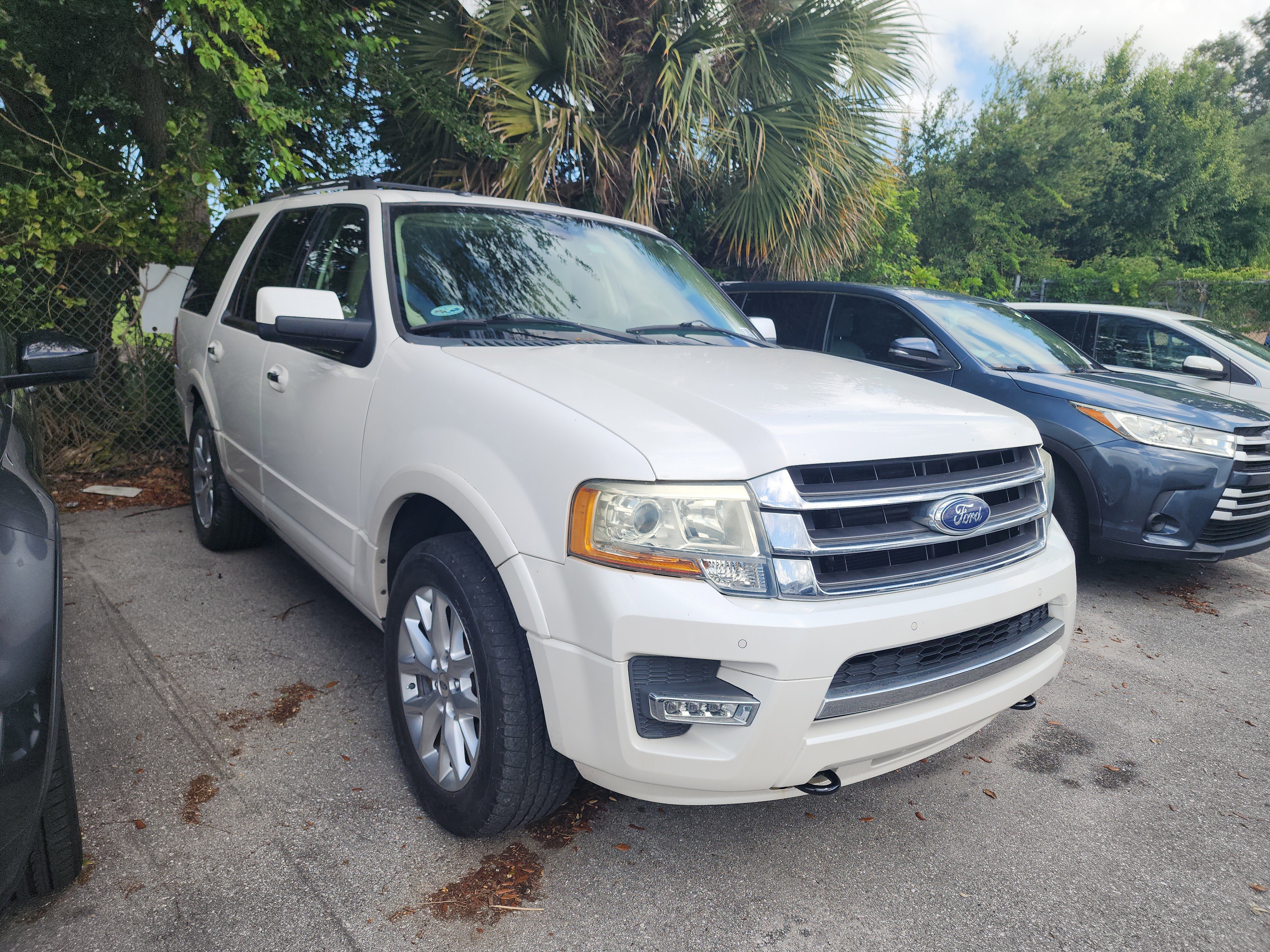 Used 2015 Ford Expedition Limited w/ Equipment Group 301A AWD/4WD image 3