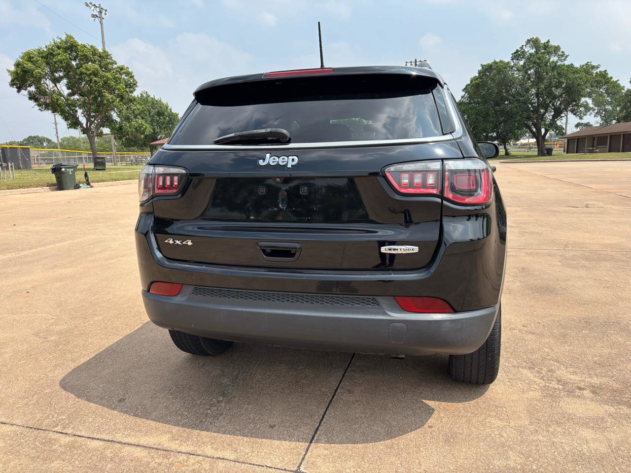 Used 2017 Jeep Compass Latitude w/ Cold Weather Group AWD/4WD image 26