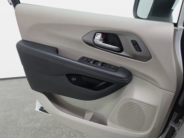 Used 2023 Chrysler Pacifica Touring-L image 27