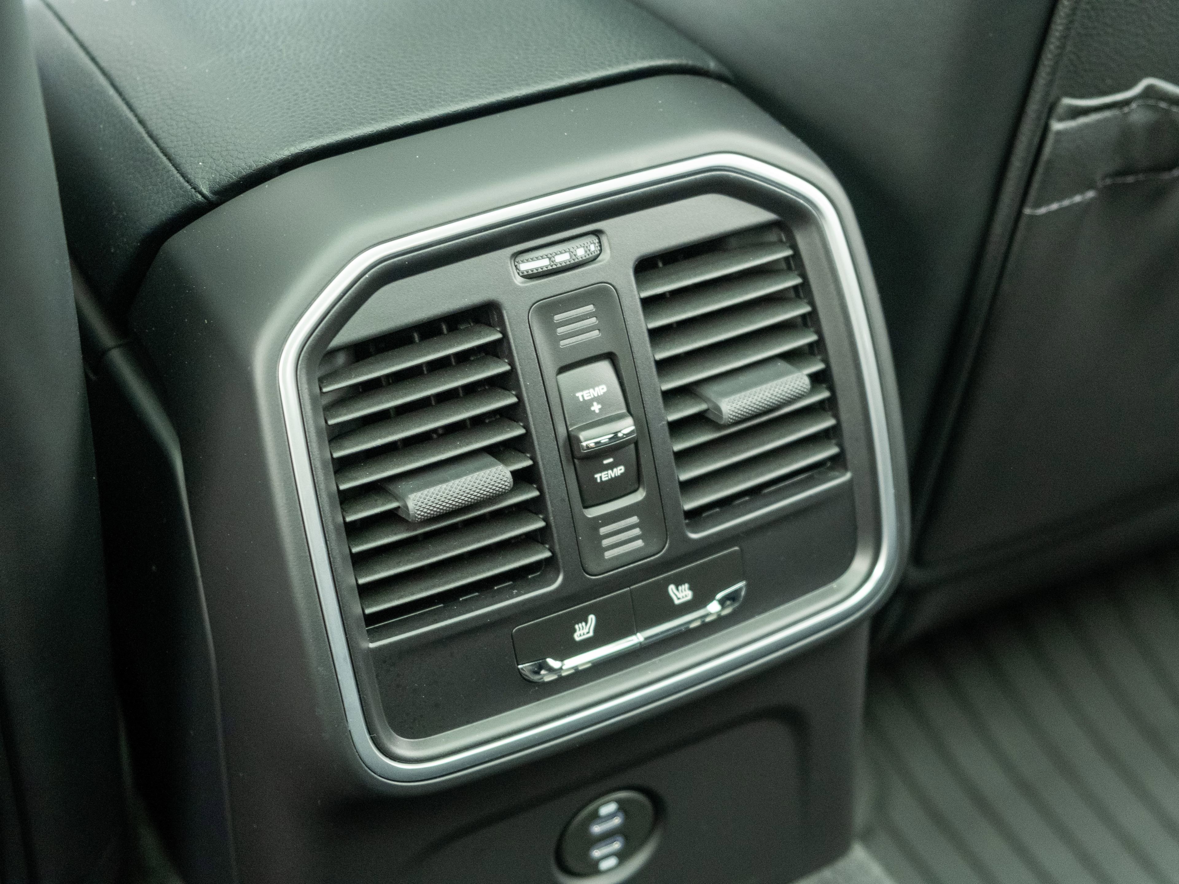 Certified 2026 Porsche Macan AWD/4WD image 34