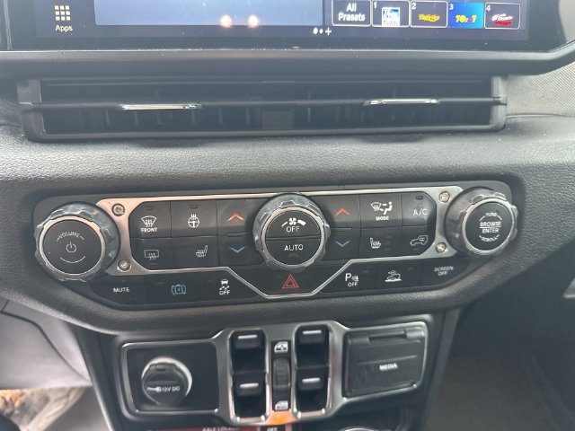 Used 2024 Jeep Wrangler Unlimited AWD/4WD image 18