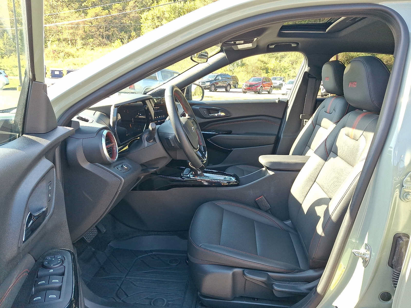 Used 2024 Chevrolet Trax RS w/ Sunroof Package FWD image 13