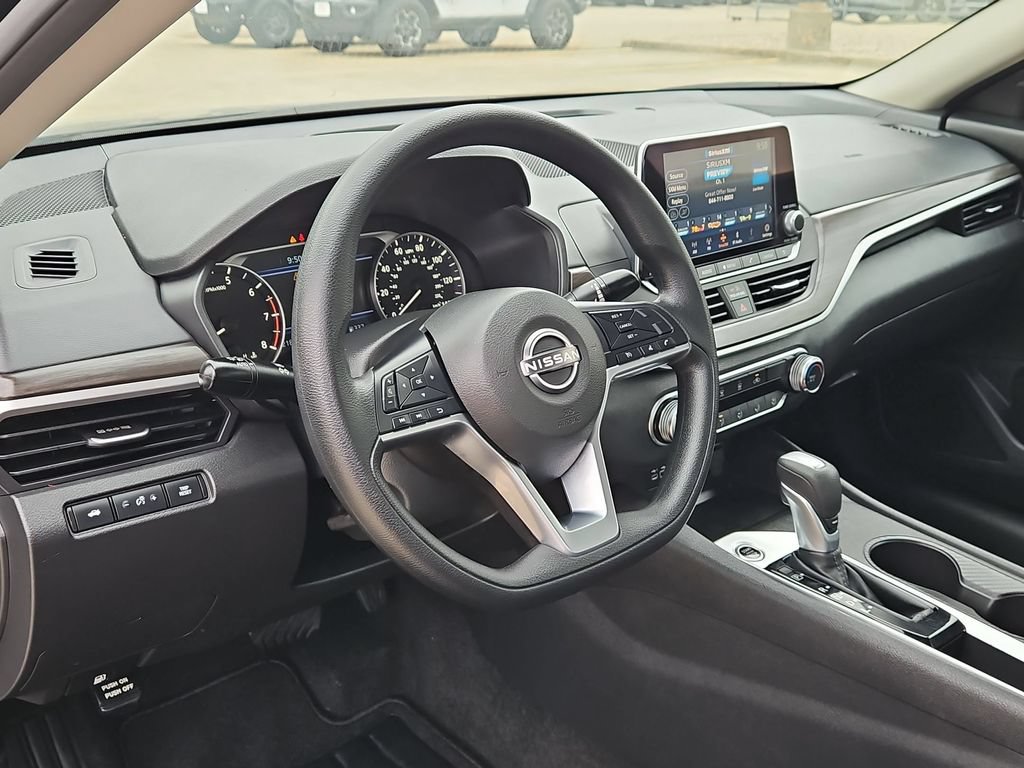 Used 2025 Nissan Altima 2.5 SV FWD image 15