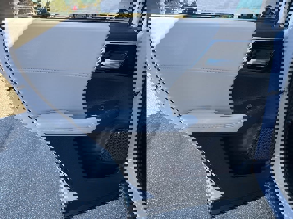 New 2025 Mitsubishi Outlander SE image 30