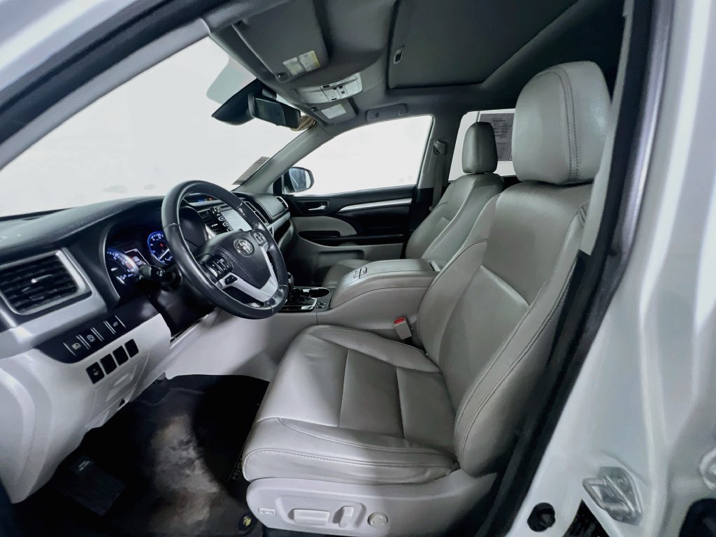 Used 2018 Toyota Highlander XLE FWD image 12