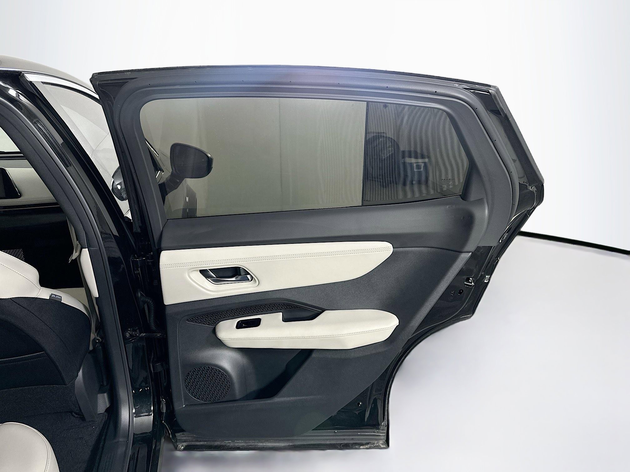 Used 2023 Nissan Ariya FWD image 32