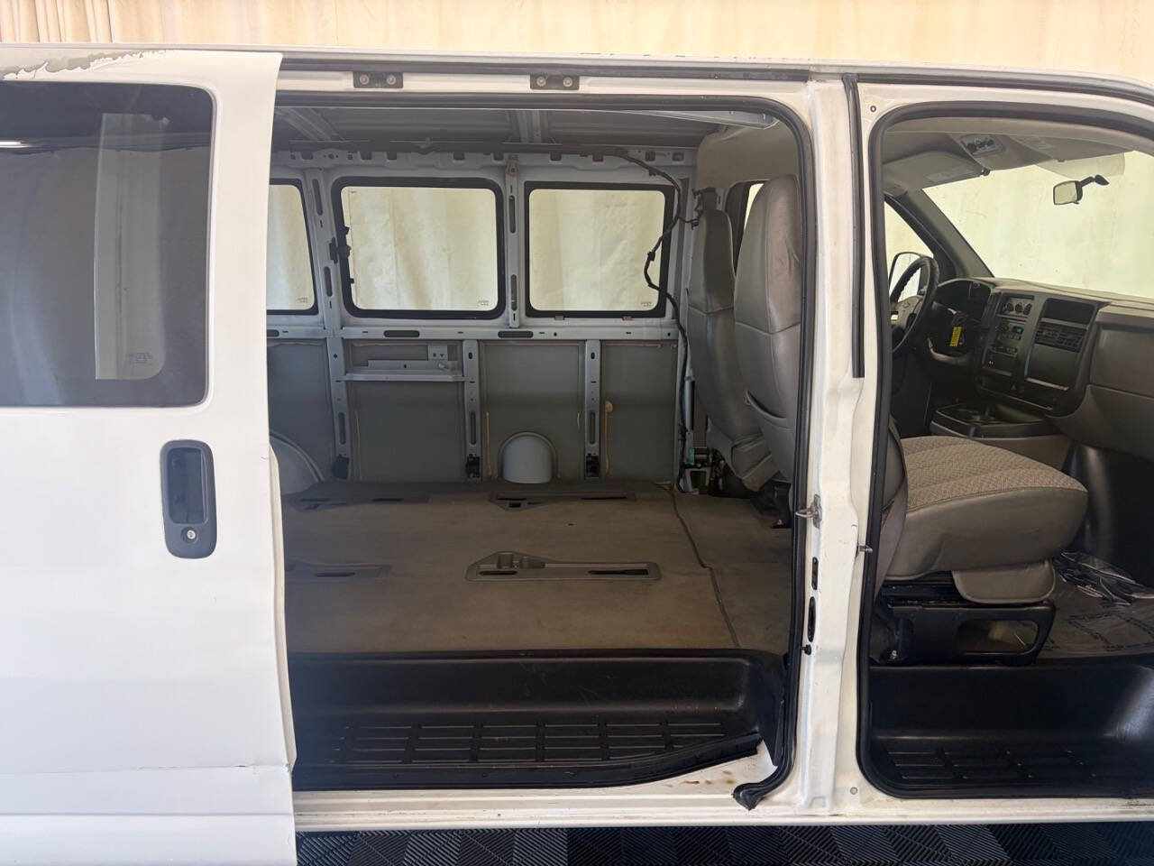Used 2006 Chevrolet Express 2500 Passenger w/ LT Preferred Equipment Group RWD image 15