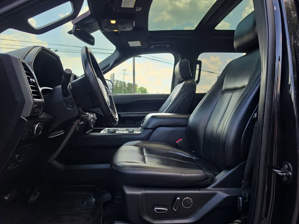 Used 2019 Ford Expedition XLT w/ Equipment Group 202A AWD/4WD image 12