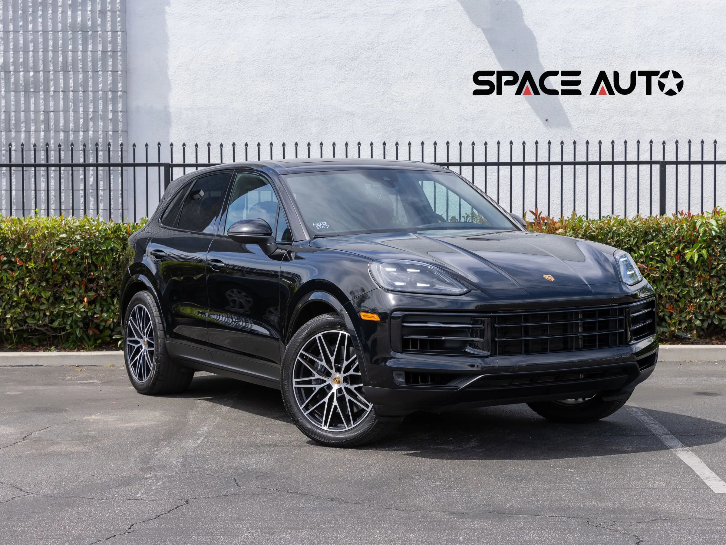 Used 2024 Porsche Cayenne image 1