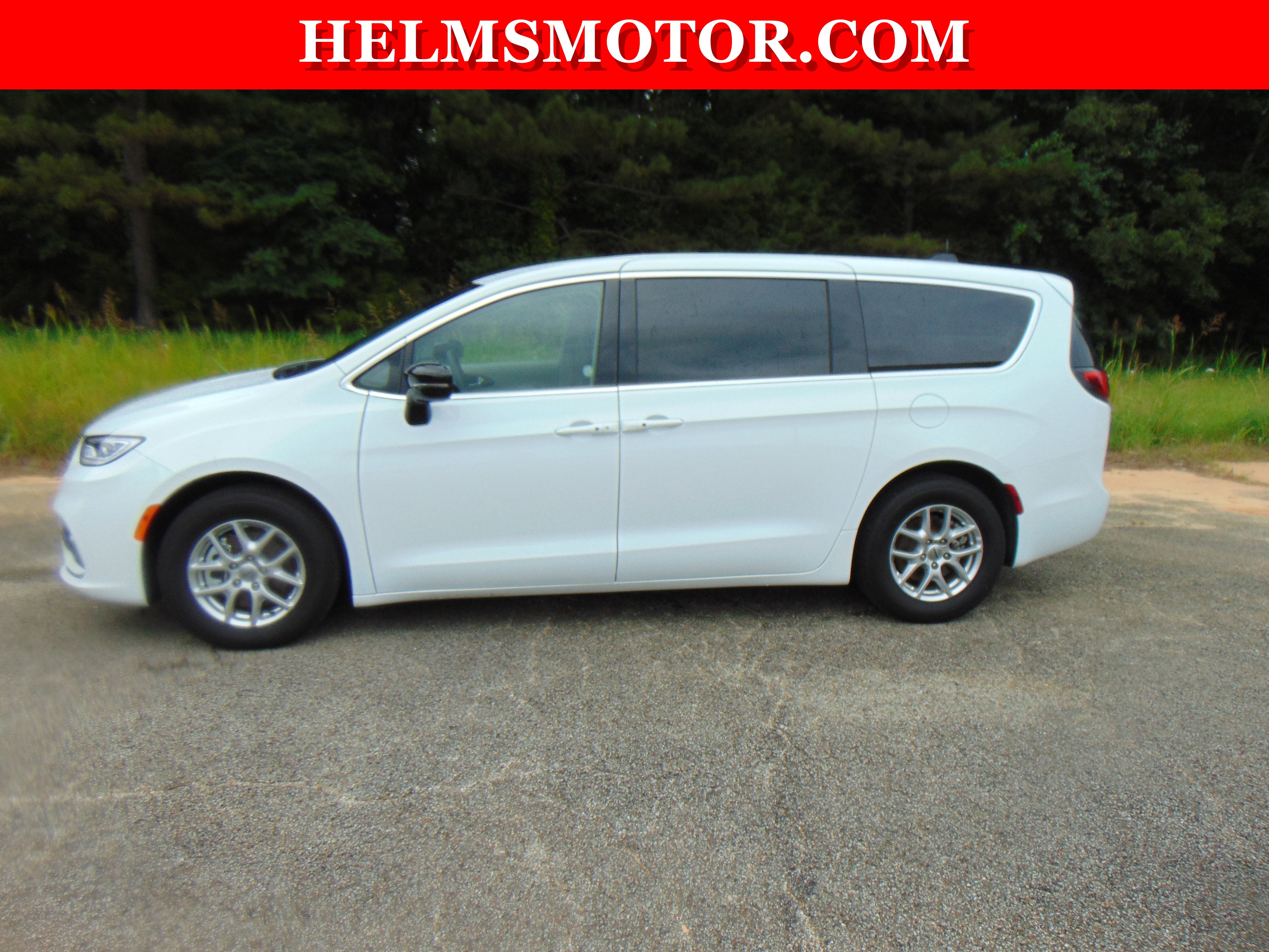 Used 2024 Chrysler Pacifica Touring-L image 3