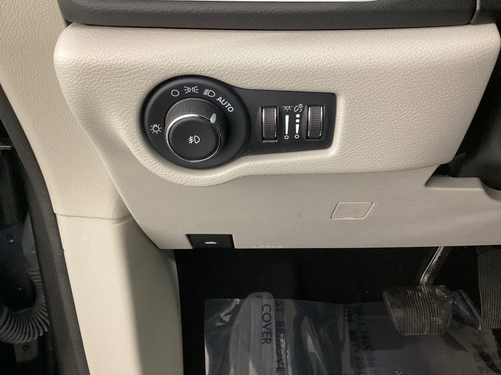 Used 2023 Chrysler Pacifica Touring-L image 27