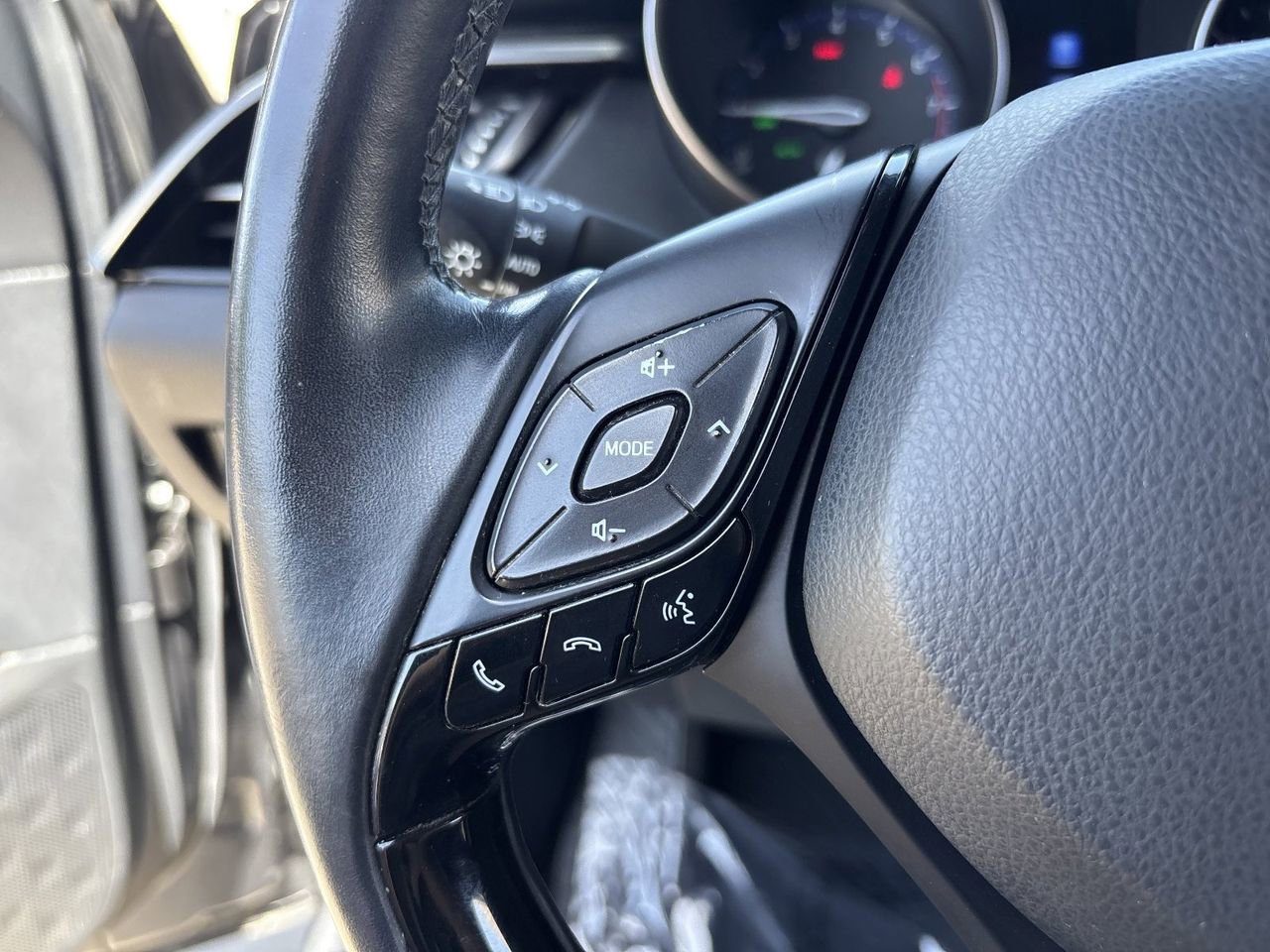 Used 2018 Toyota C-HR XLE FWD image 25