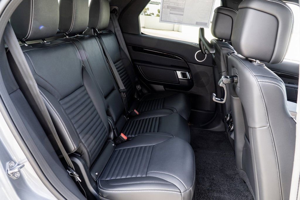 Used 2025 Land Rover Discovery S image 23