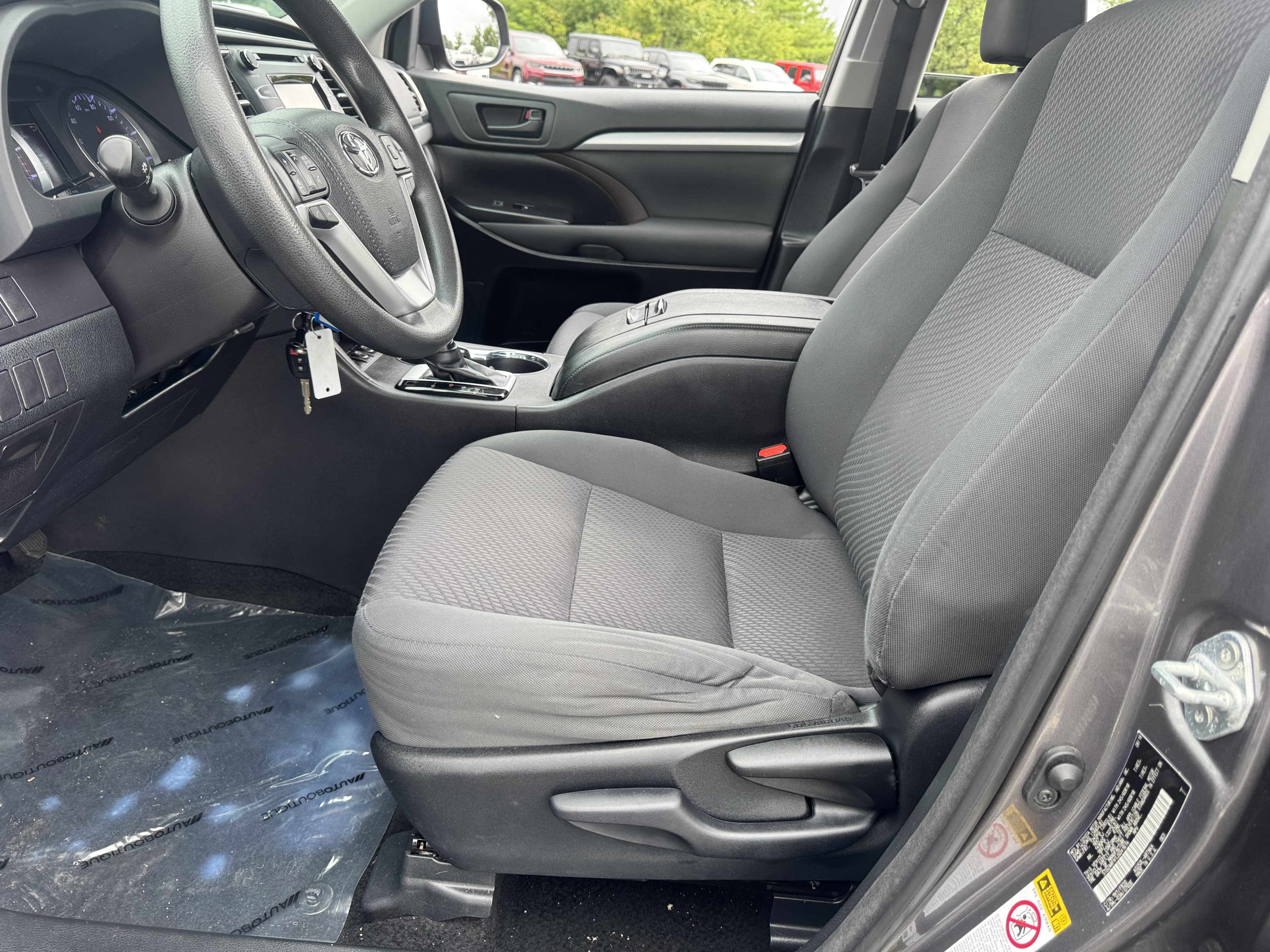 Used 2018 Toyota Highlander LE FWD image 33