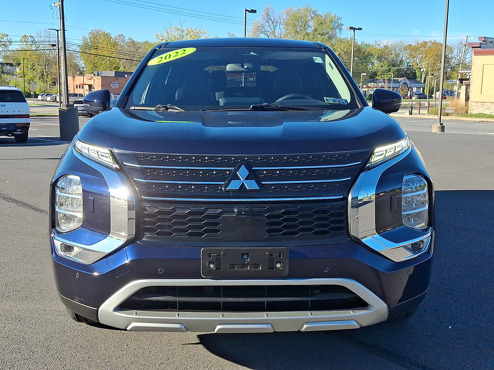 Used 2022 Mitsubishi Outlander SE image 2