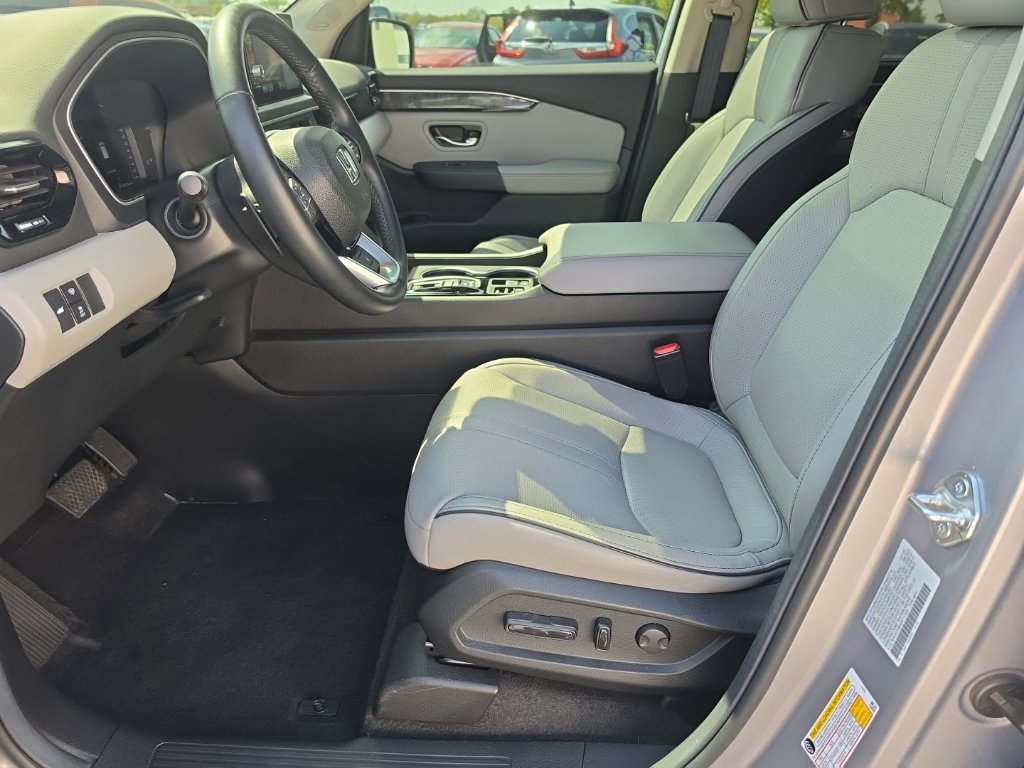 Used 2025 Honda Pilot Elite image 23
