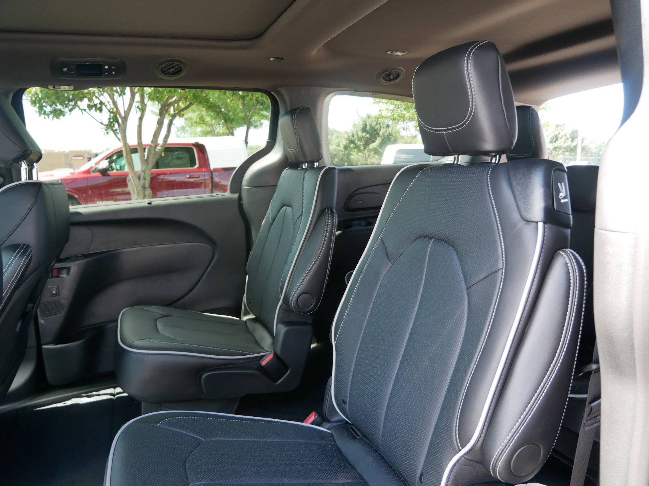 New 2026 Chrysler Pacifica Limited w/ S Appearance Package image 10