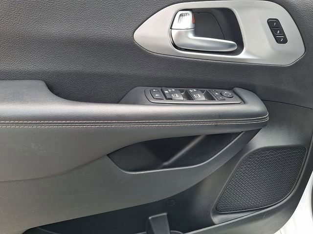 Used 2025 Chrysler Pacifica Limited image 13