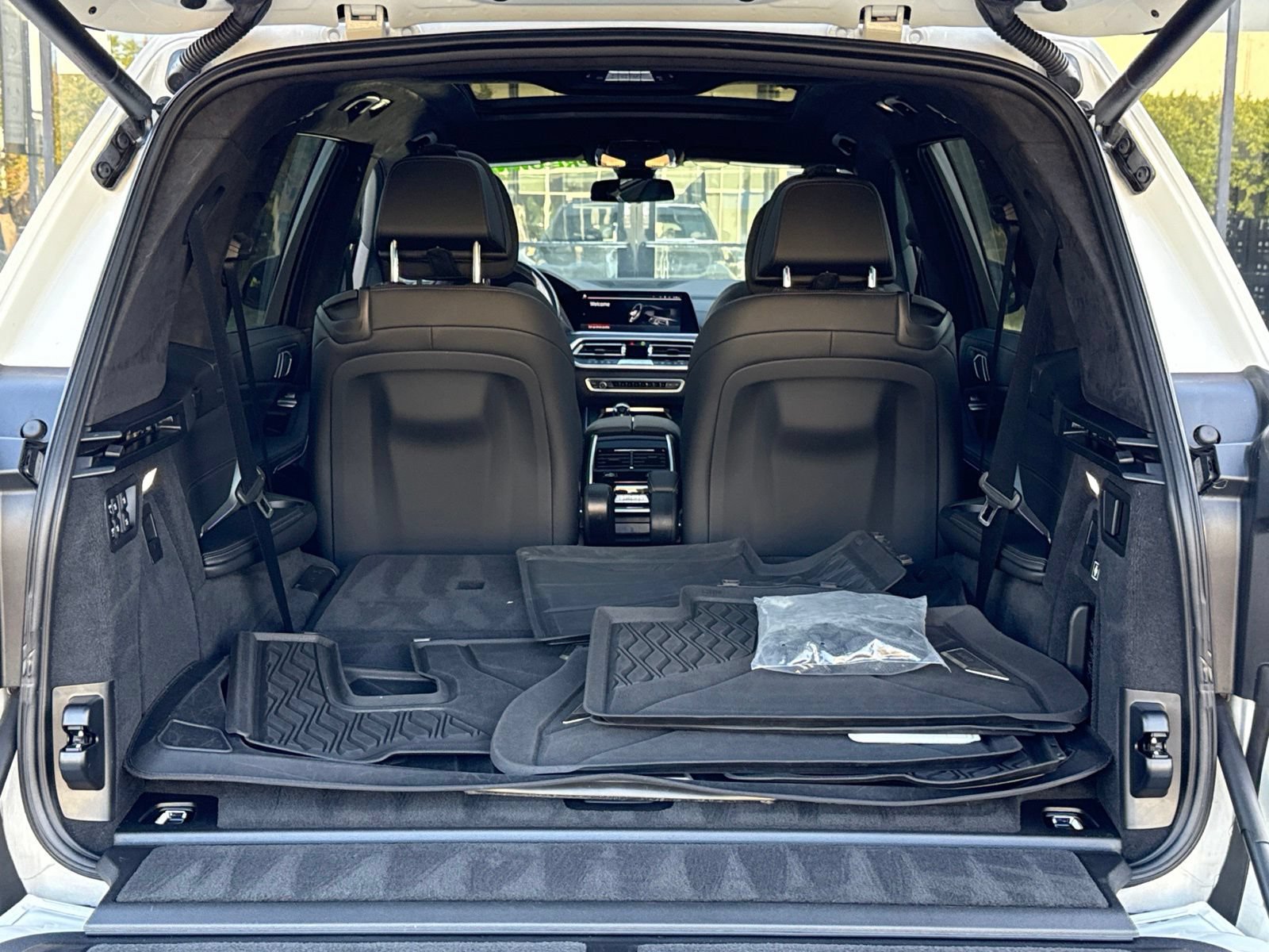 Used 2022 BMW X7 xDrive40i w/ M Sport Package AWD/4WD image 16