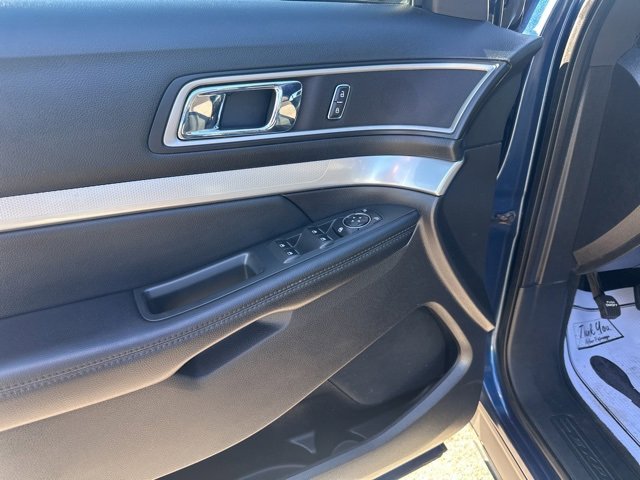Used 2017 Ford Explorer XLT image 28