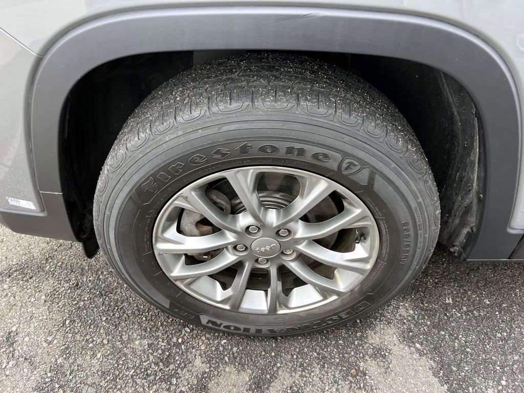 Used 2020 Jeep Cherokee Latitude Plus w/ Comfort/Convenience Group image 9