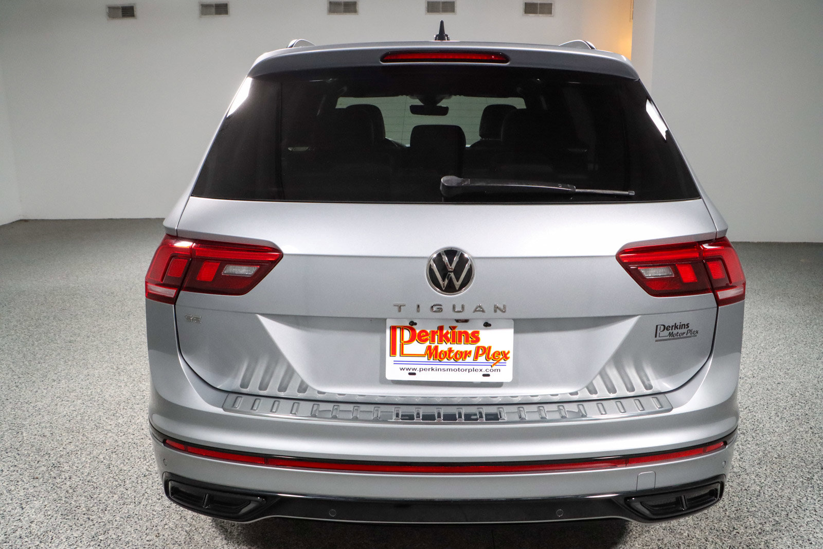 Used 2023 Volkswagen Tiguan SE R-Line FWD image 8