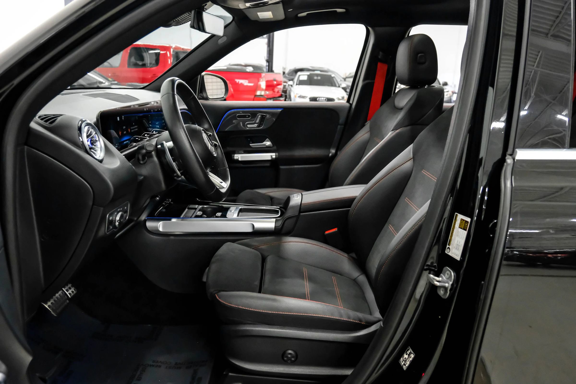 Used 2024 Mercedes-Benz GLB 35 AMG 4MATIC image 3